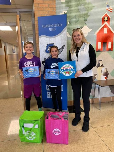 Students accept power snack materials
